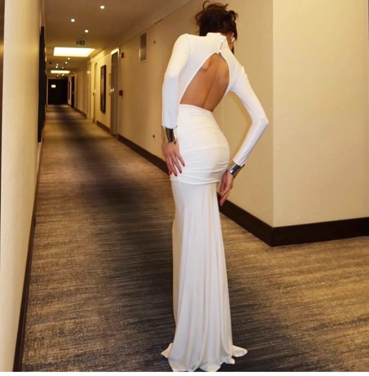 Sexy backless button-up long-sleeved dress with pleats, high-waisted, fitted and hourglass-shaped long skirt for women