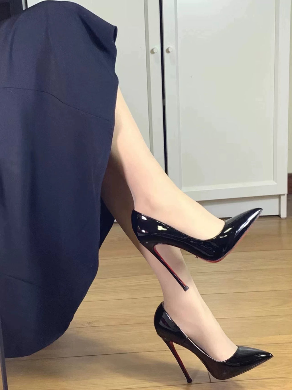Red-bottom high-heeled shoes for women, black leather, sexy, fine heel, pointed toe, popular among netizens, with a niche style, belonging to a high-class lady.