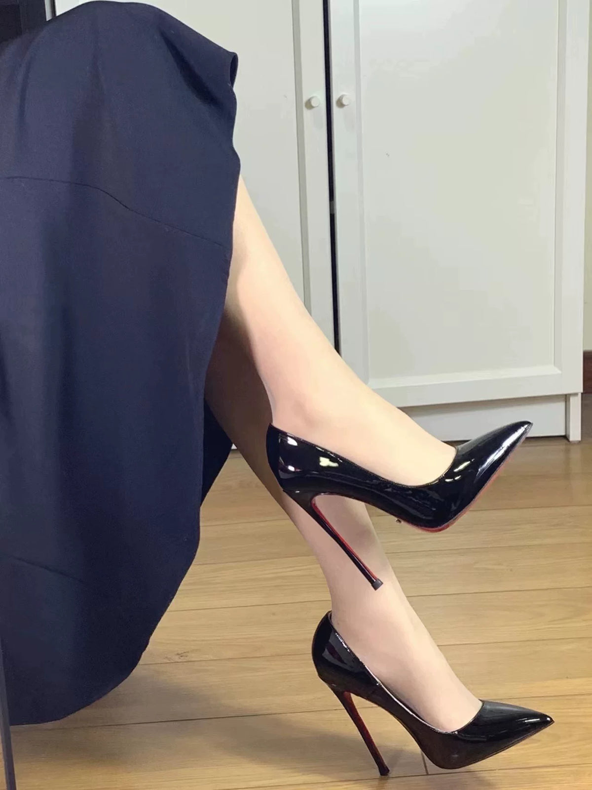 Red-bottom high-heeled shoes for women, black leather, sexy, fine heel, pointed toe, popular among netizens, with a niche style, belonging to a high-class lady.