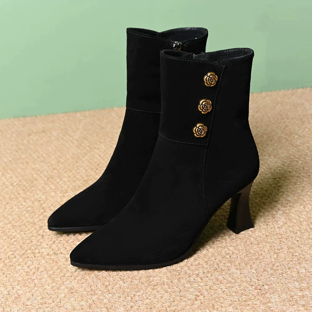 Retro pointed-toe high-heeled sandal, short boot with a smooth surface, women's new autumn-winter style, small and thin heel, slim boot with fleece lining, fashionable nude boot.