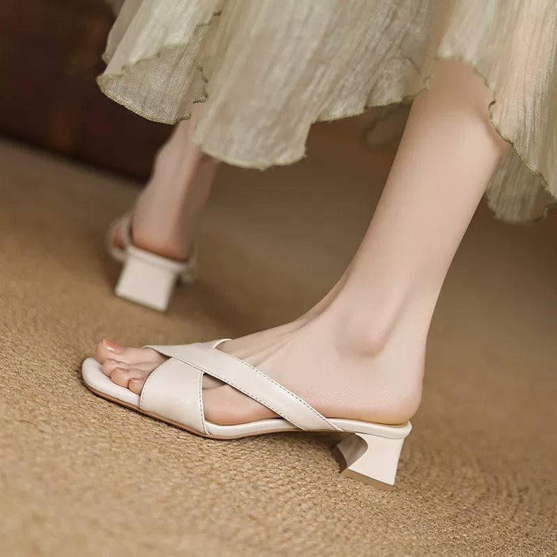 Soft leather flip-flops for women, summer 2026 new style, chunky heel, versatile, trendy, pairable with dresses, beach sandals