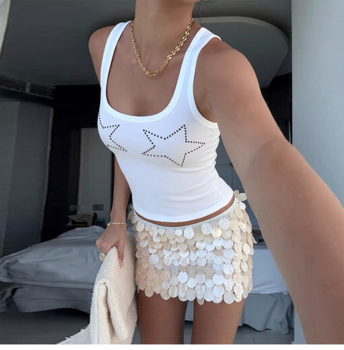 Simple and versatile five-point heart-shaped diamond-print square-necked backless women's shirt. Sexy and tough, this fitted and slimming top enhances your figure.