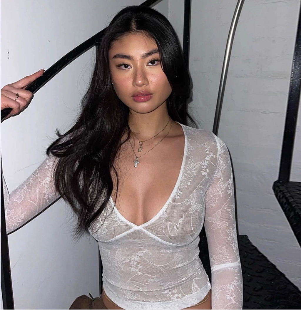Sexy hot girl V-neck fitted slimming long-sleeved T-shirt for women, with a design featuring double-layered netting and lace patchwork.